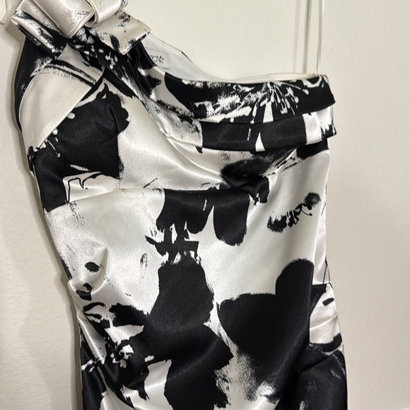 Cache. Beautiful formal dress white and black pattern formal dress one shoulder. - Picture 3 of 6